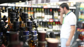 Возраст принятия: Минфин против повышения порога продажи спиртного 