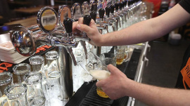 Роспотребнадзор поддержал запрет алкоголя в кафе в жилых домах