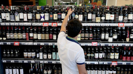 Федеральные ведомства одобрили запрет на продажу алкоголя до 21 года